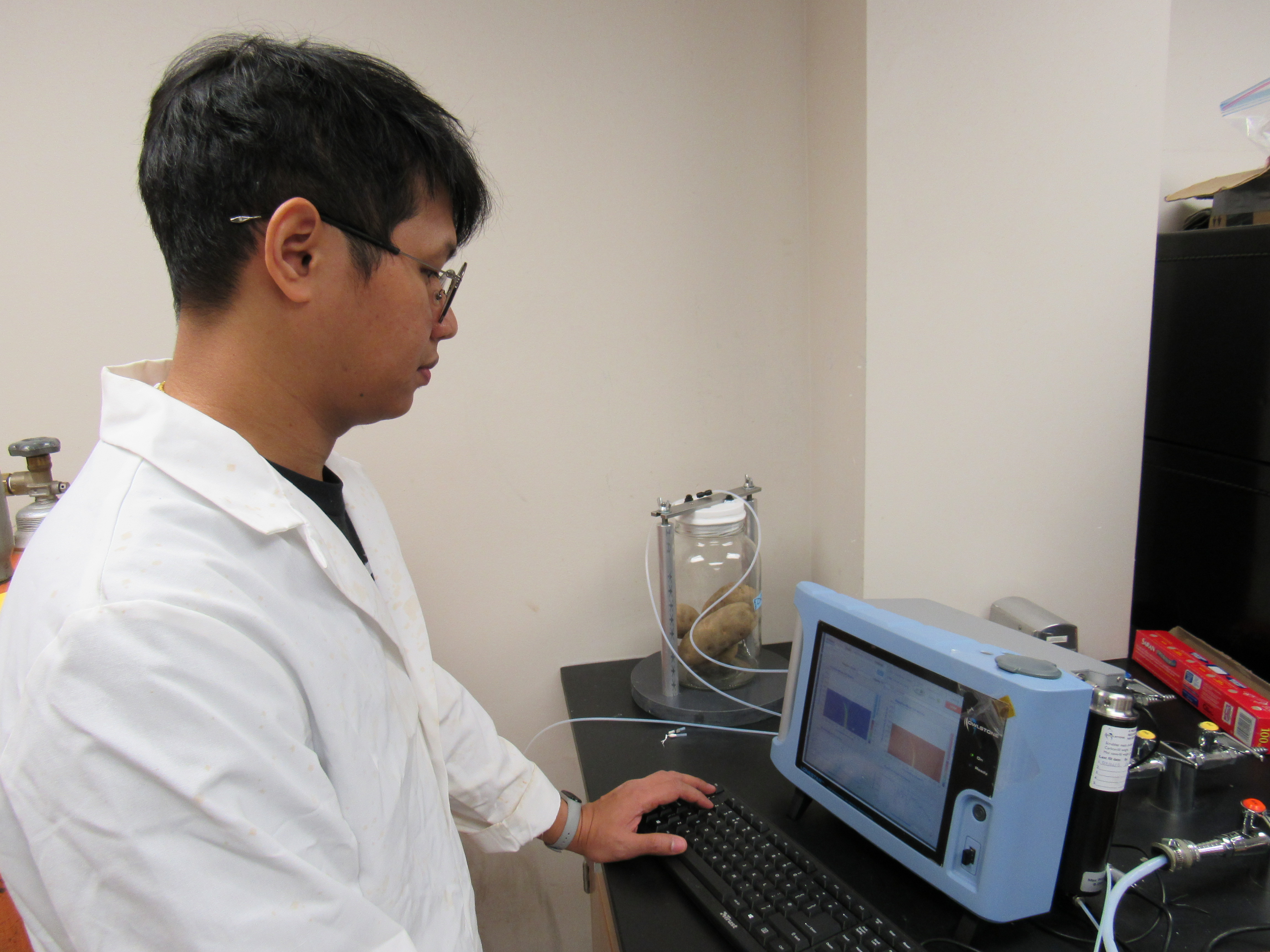 Worasit conducting potato volatile organic compound analysis in the laboratory